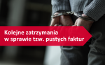 Zdjęcie dłoni skutych kajdankami i obok biały napis na czerwonym tle: kolejne zatrzymania w sprawie tzw. pustych faktur.