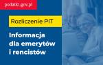 Dwójka seniorów siedzi przytulona na kanapie i patrzy w ekran laptopa. Po lewej stronie zdjęcia grafika z napisem: podatki.gov.pl, rozliczenie PIT, Informacja dla emerytów i rencistów. 